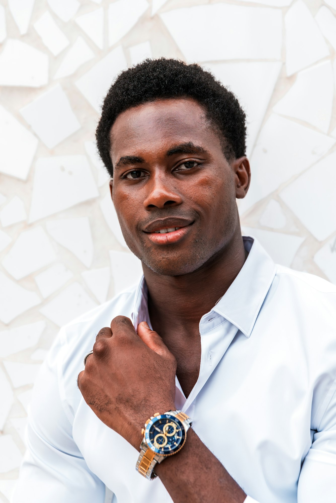 Portrait of a elegant african businessman looking at camera